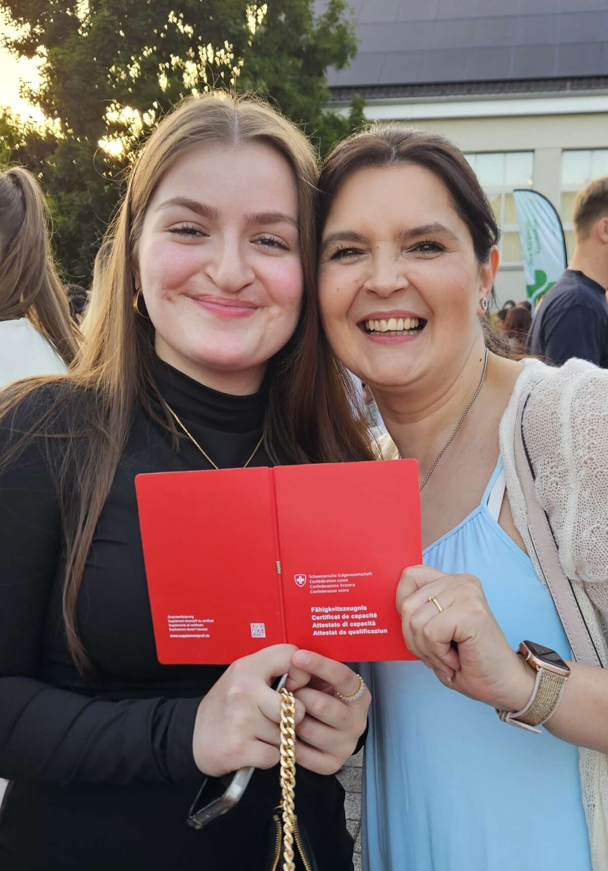 Erzana und Seli zeigen den Fähigkeitsausweis