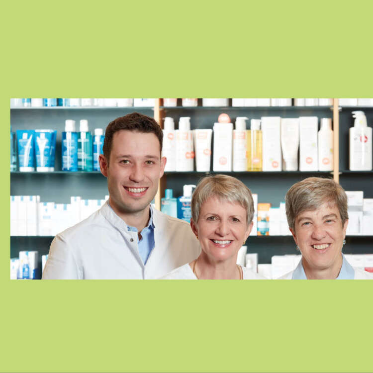 Drei Mitarbeitende der Apothekenleitung stehen nebeneinander im Verkaufsraum.