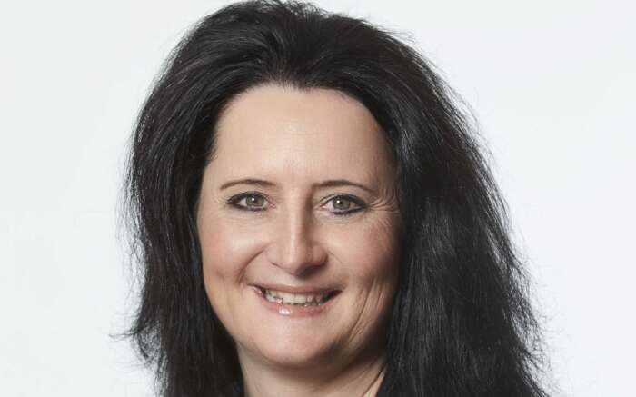 Portraitfoto von Daniela Hauser, Stv. CEO, Abteilungsleitung, Leiterin Akquisition, Apothekenberatung & Genossenschaftswesen