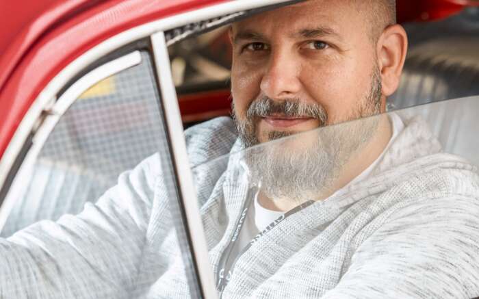 Bruno sitzt im Auto und schaut aus dem Fenster
