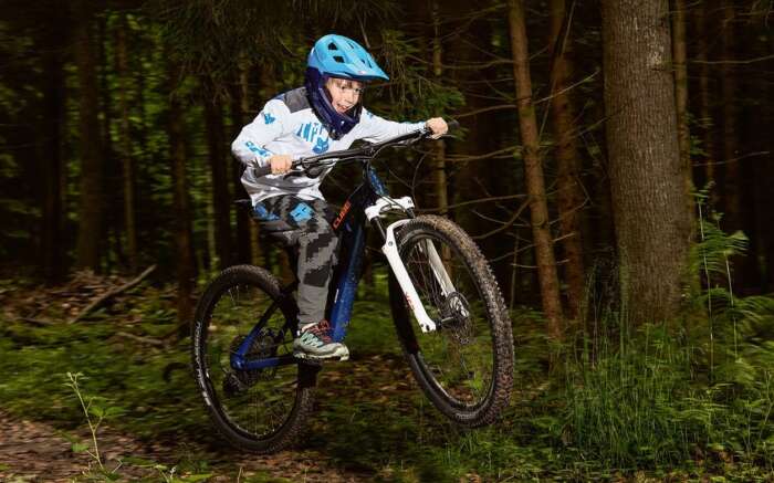 Junge fährt auf einem Mountainbike im Wald