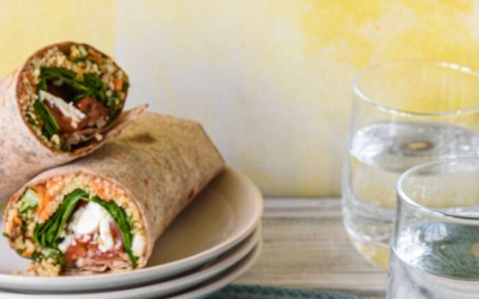 Ein Wrap mit Couscous und Spinat
