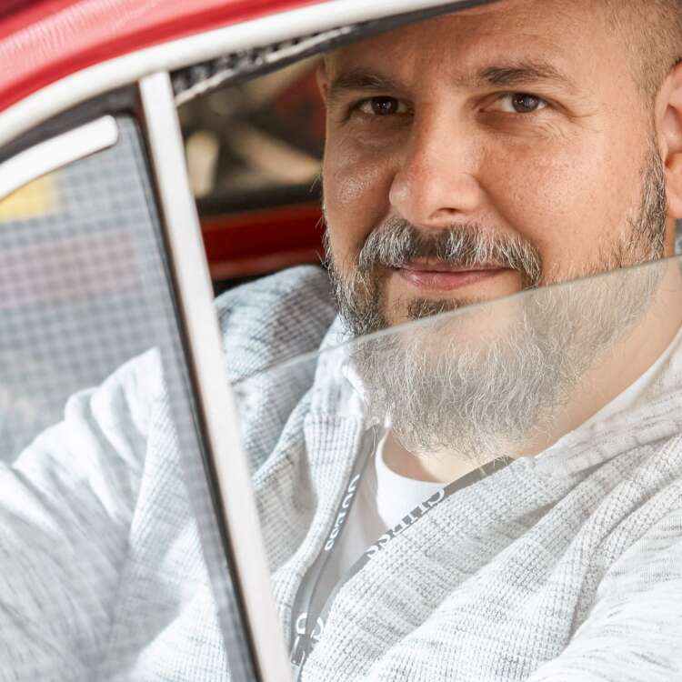 Bruno sitzt im Auto und schaut aus dem Fenster