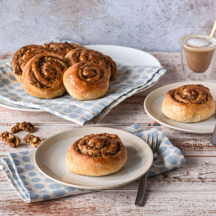 Zimtschnecken auf je drei Tellern präsentiert