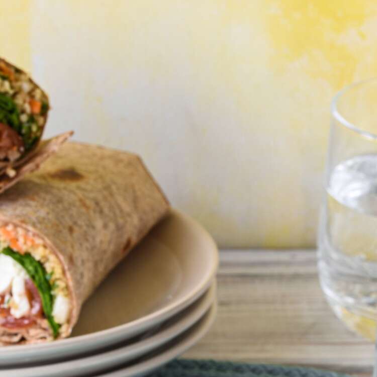 Ein Wrap mit Couscous und Spinat
