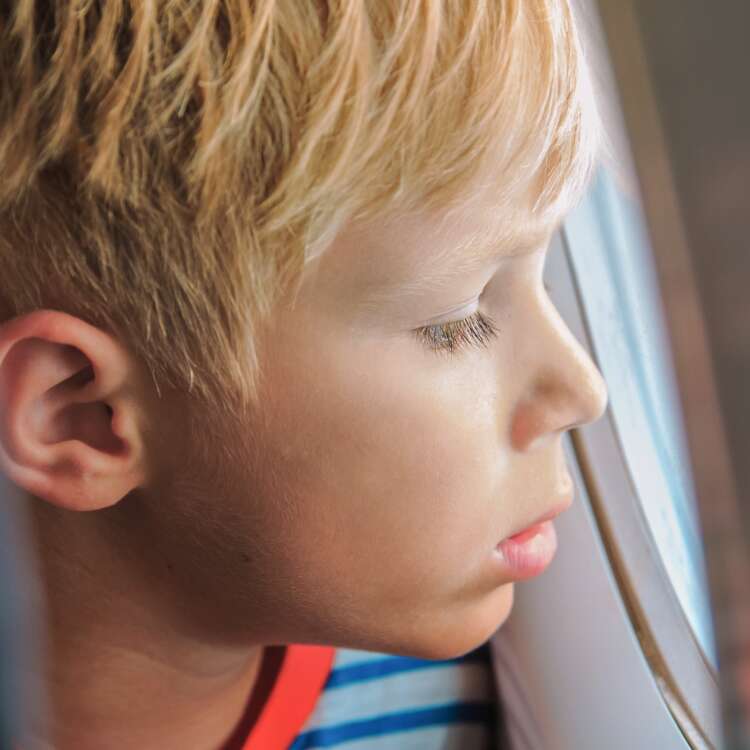 Ein Kind schaut aus dem Flugzeugfenster