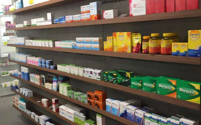 Die Regale in einer Apotheke