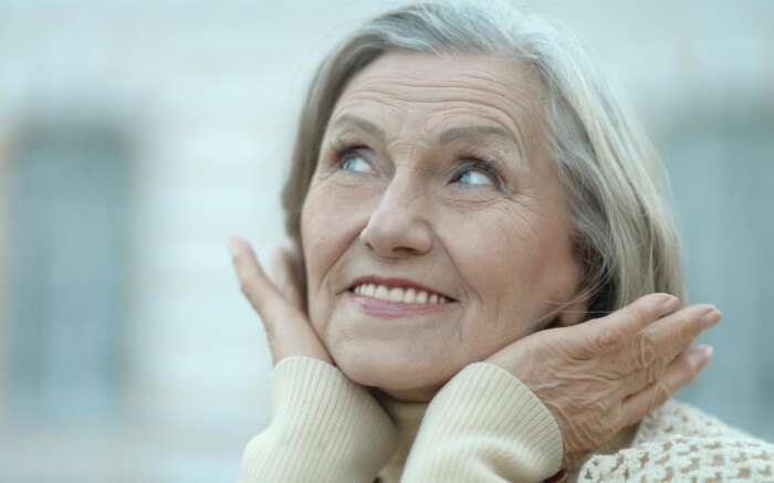 Eine ältere Frau lächelt glücklich
