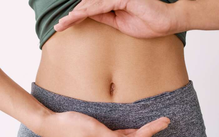 Ein Bauch und zwei Hände, die darum einen Kreis formen