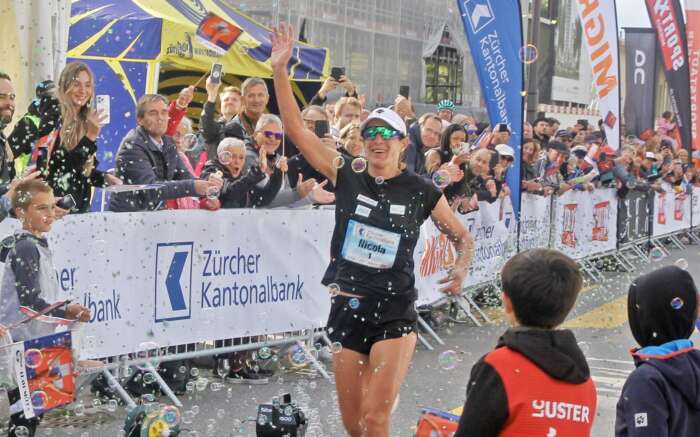 Nicola Spirig läuft ins Ziel ein und wird vom Publikum gefeiert