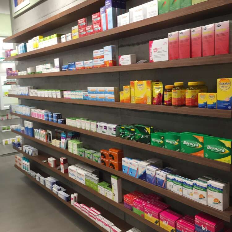 Die Regale in einer Apotheke