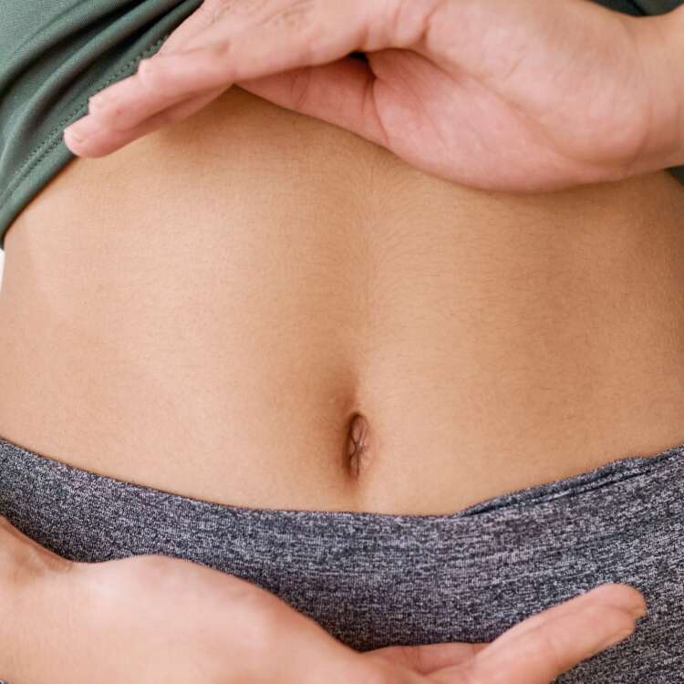 Ein Bauch und zwei Hände, die darum einen Kreis formen