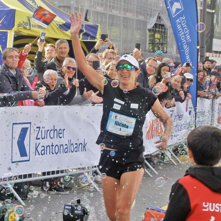 Nicola Spirig läuft ins Ziel ein und wird vom Publikum gefeiert