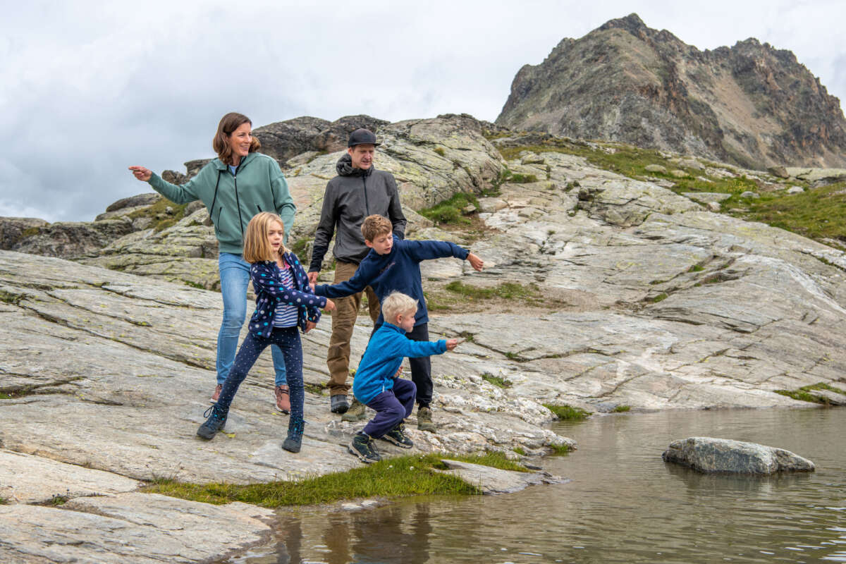 Foto von Nicola Spirig mit ihrer Familie am See