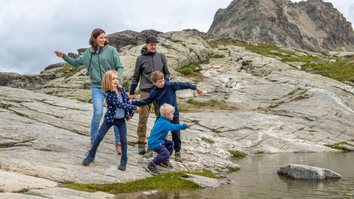 Foto von Nicola Spirig mit ihrer Familie am See