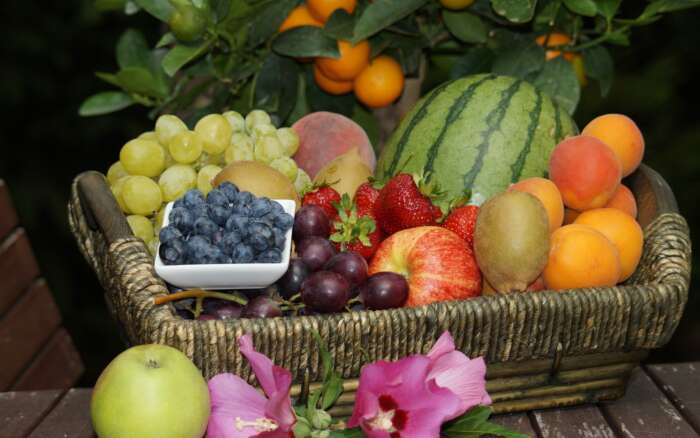 Ein Obstkorb voller unterschiedlicher Früchte