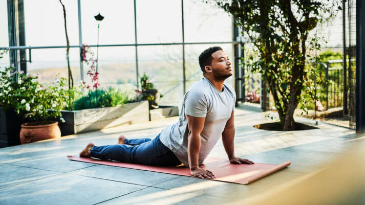 Ein Mann macht Yoga auf einer Matte