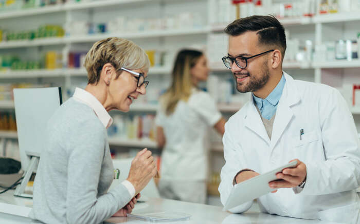 Ein Apotheker berät eine Kundin in der Apotheke