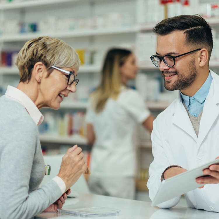 Ein Apotheker berät eine Kundin in der Apotheke