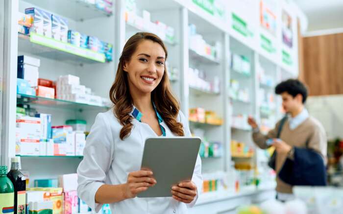 Apothekerin in der Apotheke mit ihrem Tablet