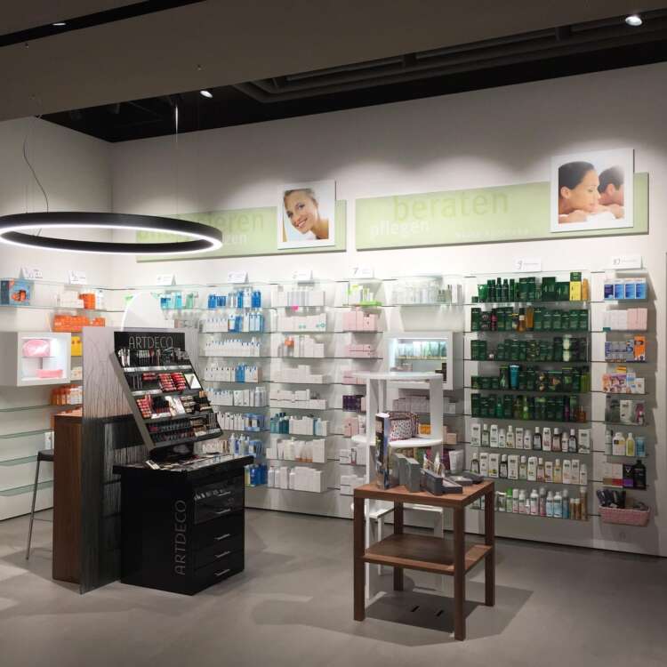 Blick auf einen Teil einer TopPharm-Apotheke mit ausgestellten Produkten